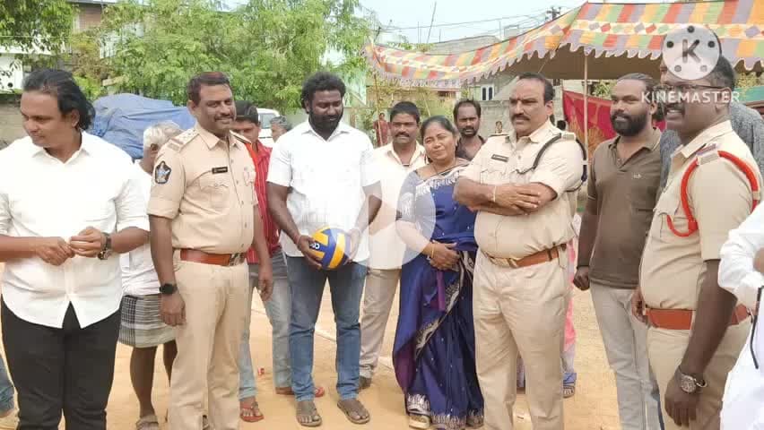 ఉంగుటూరు: భీమడోలు మండలం పోలసనపల్లిలో వాలీబాల్ టోర్నమెంట్ ను ప్రారంభించిన ఏలూరు డి.ఎస్.పి శ్రావణ్ కుమార్