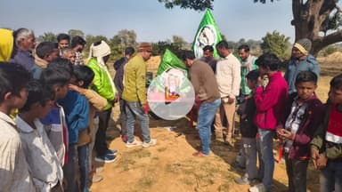 कान्हाचट्टी: झामुमो प्रखंड कमेटी कान्हाचट्टी ने झारखंड राजनिर्माता दिशोम गुरु शिबू सोरेन का जन्म जयंती मनाया