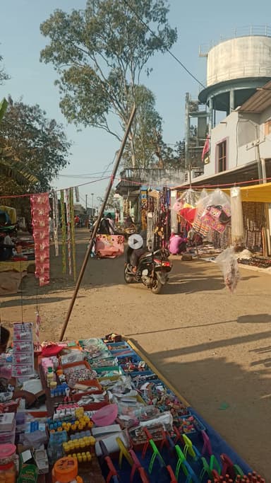 चिचोली बाजार में सब्जी कि दूकान हटा कर कपड़े व्यापारी को जगह दी गई है