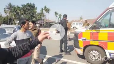 হেলেম: ঘাঁহিগাঁৱৰ ১৫ নং ৰাষ্ট্ৰীয় ঘাইপথত পথ দুৰ্ঘটনাত গুৰুত্বৰ ভাৱে আহত সকলক চিকিৎসালয় লৈ প্ৰেৰণ