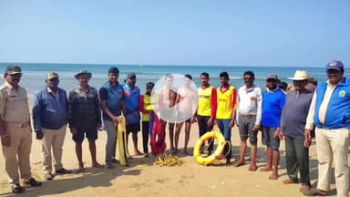 ಕುಮಟಾ: ಗೋಕರ್ಣದ ಕಡಲತೀರದಲ್ಲಿ ಸಮುದ್ರದ ಅಲೆಗೆ ಸಿಲುಕಿದ ಪ್ರವಾಸಿಗರ ಜೀವ ರಕ್ಷಣೆ