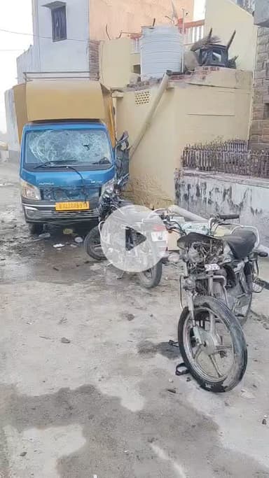 sojat ke bagri nagar me kal raat ko hua hadsa nase me tha driver 3 bike ko mari takar or baatroom ko bhi Tod diya