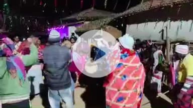 मंगलवार को सागराजोर पंचायत के मुखिया शोएब अंसारीआदिवासी समुदाय के त्यौहार सोहराय में शामिल होकर उन्हें सोहराय की बधाई दी