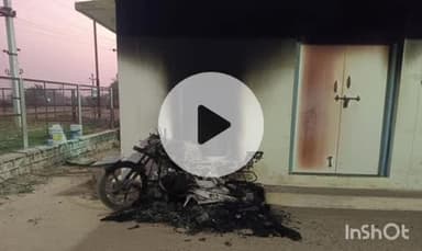 ఊర్కొండ: విద్యుత్ సబ్స్టేషన్ వద్ద నిలిపి ఉంచిన ఆపరేటర్ ద్విచక్ర వాహనానికి నిప్పు పెట్టిన దుండగుడు