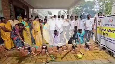 தாராபுரம்: தாராபுரம் நகராட்சி அலுவலகத்தில் நடைபெற்ற சமத்துவ பொங்கல் விழாவில் தூய்மை பணியாளர்களுக்கு புத்தாடைகள் வழங்கப்பட்டது