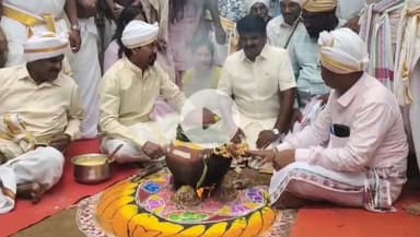 இலுப்பூர்: Ex அமைச்சர் விஜயபாஸ்கர் குடும்பத்தினருடன் மெய்வழிச் சாலையில் பொங்கலிட்டு தமிழர் திருநாளை கொண்டாடினார்