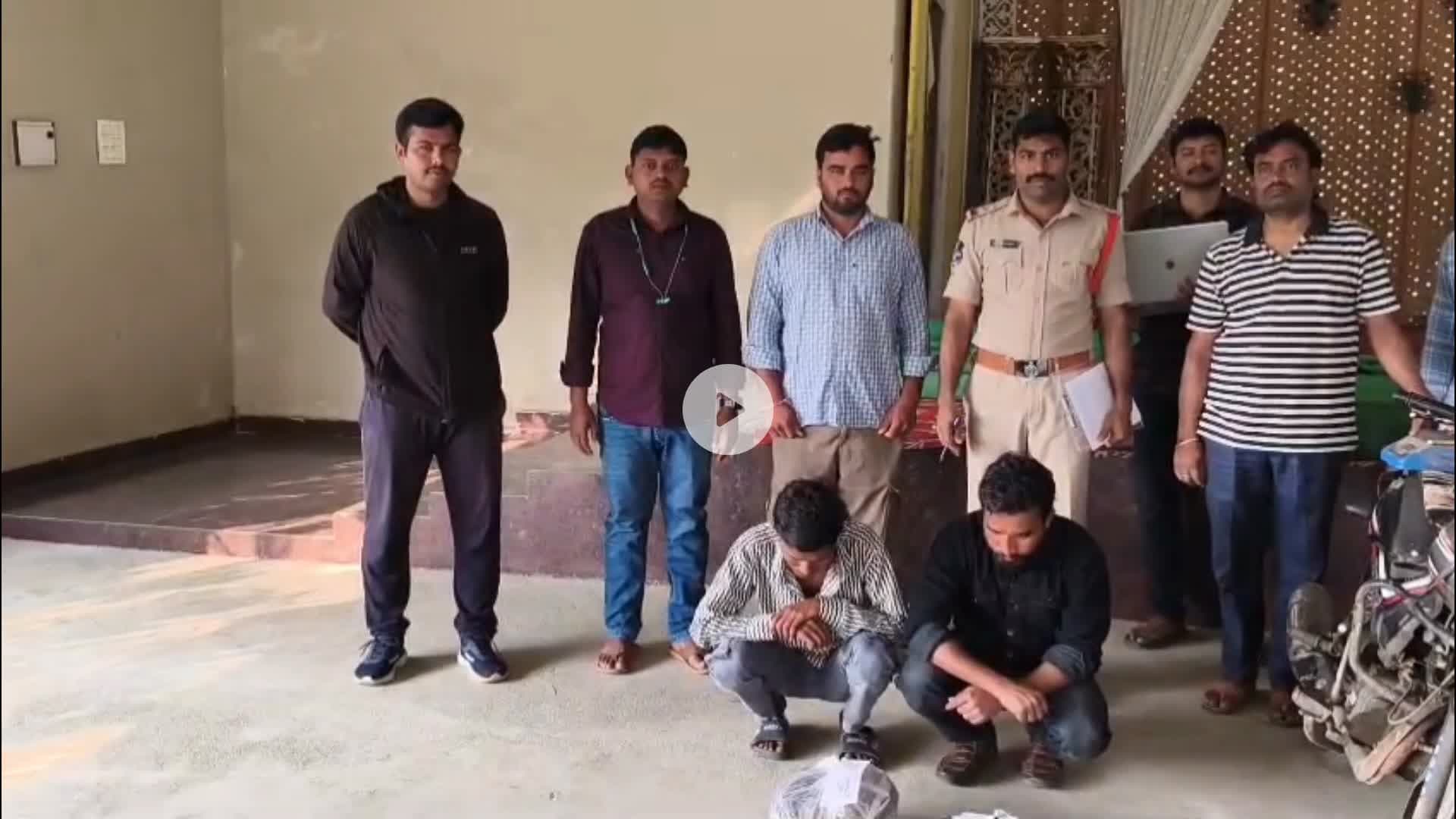 టేకుమట్ల: ఇద్దరు గంజాయి రమణా దారుల అరెస్టు :  వెల్లడించిన టేకుమట్ల ఎస్సై సుధాకర్