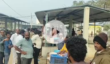 రేగోడు: సంక్రాంతి పండుగ పురస్కరించుకుని మట్టి షాపులో వద్ద బారులు తీరిన జనాలు