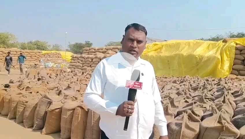 खैरा धान खरीदी केंद्र में किसनेों से मानक मात्रा से अधिक धान खरीदा जा रहा था जिसकी शिकायत पर जांच दल द्वारा की गई कार्य