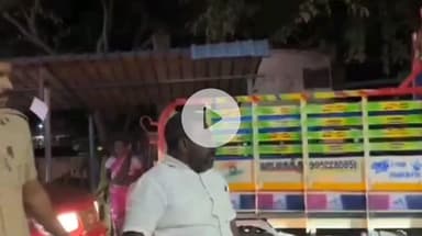 பொன்னமராவதி: VCK பிளக்ஸ் பேனர்களை மட்டும் போலீஸ் அகற்றியதால் VCK ஒன்றிய செயலாளர் மலை தேவேந்திரன் போலீஸாருடன் கடும் வாக்குவாததில் ஈடுபட்டார் பேருந்து நிலையதில்