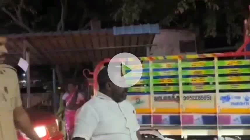 பொன்னமராவதி: VCK பிளக்ஸ் பேனர்களை மட்டும் போலீஸ் அகற்றியதால் VCK ஒன்றிய செயலாளர் மலை தேவேந்திரன் போலீஸாருடன் கடும் வாக்குவாததில் ஈடுபட்டார் பேருந்து நிலையதில்