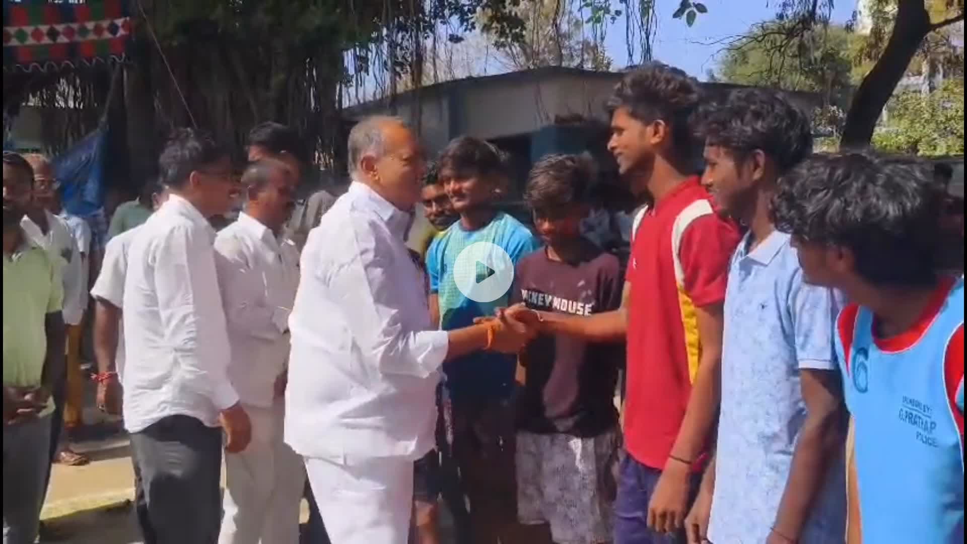 మొగుళ్లపల్లి: క్రీడలతో ఐక్యత పెంపొందుతుంది :  మాజీ ఎమ్మెల్యే గండ్ర వెంకటరమణారెడ్డి