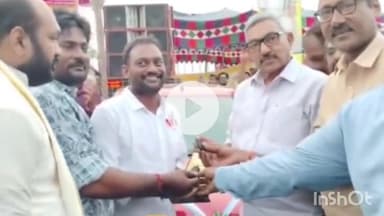 తెనాలి: కొల్లిపరలో కోడి పందెలులో ఫస్ట్ ప్రైజ్ ఉదయ భాస్కర్ కు కారు అందజేసిన ఎమ్మెల్సీ రాజేంద్రప్రసాద్