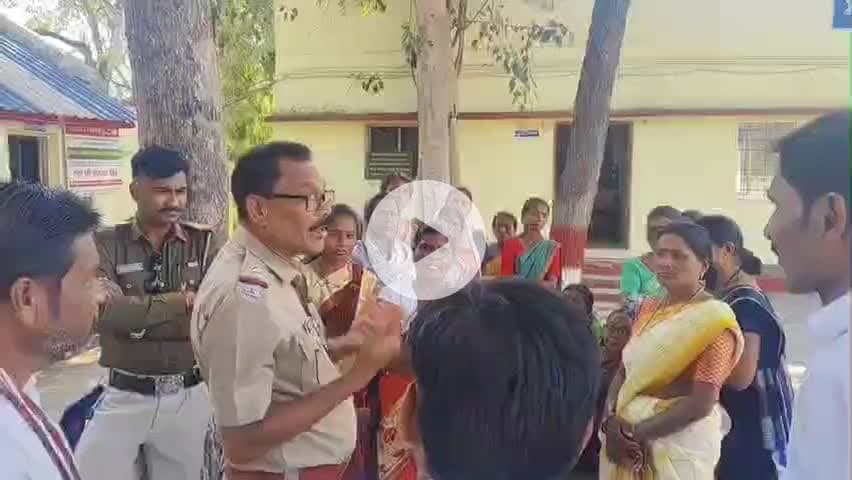 राळेगाव: साहेब दारू विक्री बंद करा दहेगाव च्या महिलांची वडकी पोलीस ठाण्यावर धडक