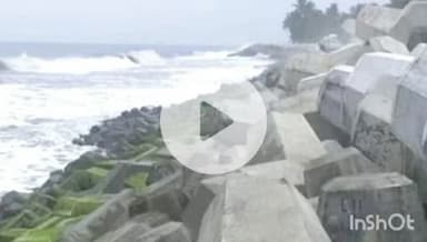 उरण: पिरवाडी समुद्रकिनाऱ्यावर संरक्षण बंधाऱ्याचा खच