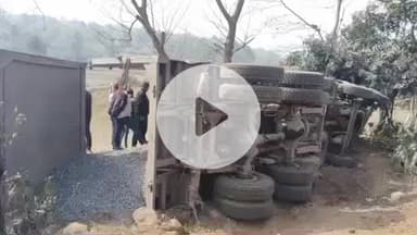 लिट्टीपाड़ा: लिट्टीपाड़ा-धरमपुर मार्ग पर डहरलंगी के पास तेज रफ्तार हाइवा पलटा, चालक बाल-बाल बचा