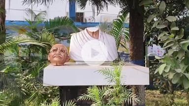 গোয়ালপোখর ২: আন্দোলনের নামে এই বাংলায় ভাঙা হল গান্ধী মূর্তি SIR শুনানিকে কেন্দ্র করে কার্যত রণক্ষেত্রের চেহারা নেয় চাকুলিয়া BDOঅফিস