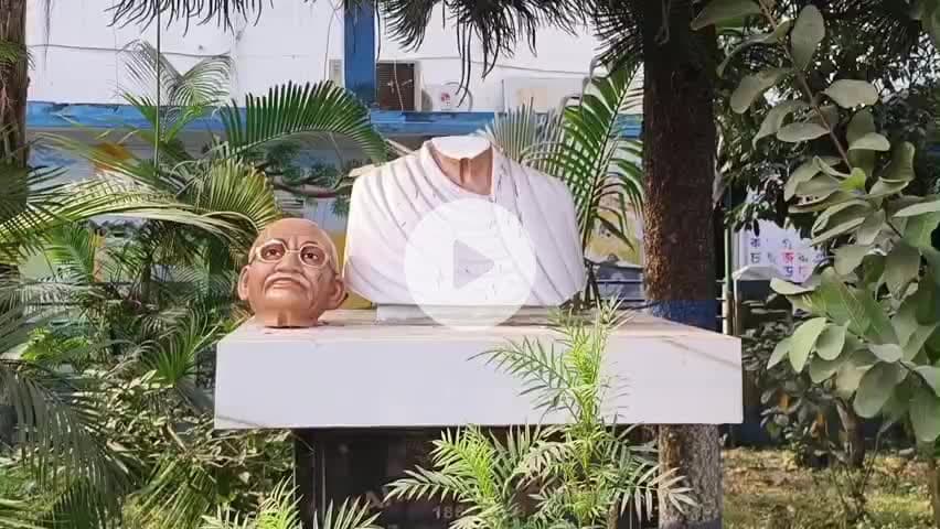 গোয়ালপোখর ২: আন্দোলনের নামে এই বাংলায় ভাঙা হল গান্ধী মূর্তি SIR শুনানিকে কেন্দ্র করে কার্যত রণক্ষেত্রের চেহারা নেয় চাকুলিয়া BDOঅফিস