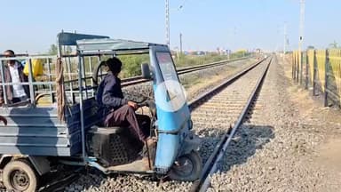 માળીયા: માળીયા ના સુલતાનપુર નજીક રેલવે ટ્રેક પર રીક્ષા ફસાઈ જતા ટ્રેન રોકવી પડી