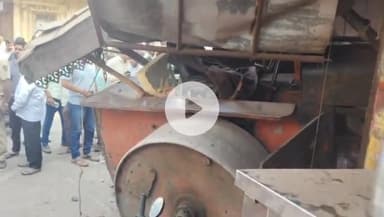 वाई: वाई येथे रोड रोलरचा ब्रेक फेल, दोन दुकानाचे नुकसान