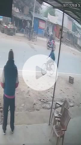 सीतामढ़ी जिले के पुपरी में तेज रफ्तार पिकअप की टक्कर से 7वीं के छात्र की मौत हो गई. हादसे के बाद शव के