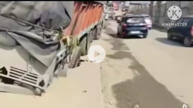 ডিমৌ: ডিমৌ নগৰত নলা ভাগি দুৰ্ঘটনাগ্ৰস্ত হল ট্ৰাক।