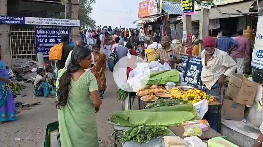 ஸ்ரீரங்கம்: அம்மா மண்டபத்தில் தங்கள் வீட்டில் இறந்த முன்னோர்களுக்கு தை அமாவாசையை முன்னிட்டு தர்ப்பணம் கொடுத்த பக்தர்கள்