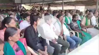 பல்லடம்: விவசாயிகள் சங்க நிர்வாகிகள் கைது செய்யப்பட்டதற்கு கண்டனம் தெரிவித்து அவிநாசி பாளையத்தில் விவசாயிகள் உண்ணாவிரத போராட்டத்தில் ஈடுபட்டனர்