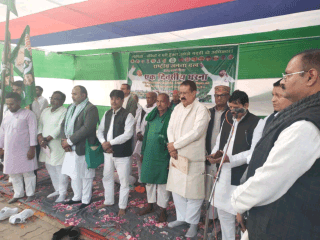 भोजपुर जिला अंतर्गत अगिआंव प्रखंड के राजद अध्यक्ष गौतम कुमार का सड़क दुर्घटना में असामयिक निधन पर आरा में आयोजित धरना स्थल पर दो मिनट मौन रख कर राष्ट्रीय जनता दल भोजपुर ने उन्हें विनम्र श्रद्धांजलि दिया.
 इस दुख की घड़ी में पीड़ित परिवार को