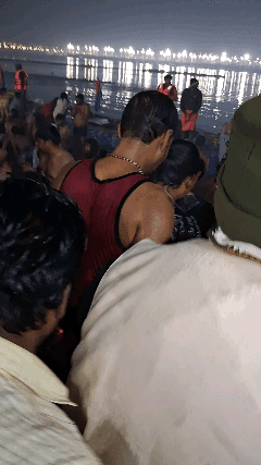 🌹 भाजपा चिकित्सा प्रकोष्ठ कैमूर के जिलाध्यक्ष डॉ संतोष जायसवाल ने उत्तर प्रदेश के पूर्व मुख्यमंत्री श्री अखिलेश यादव जी के 11 डुबकी के जबाब में  51 डुबकी लगाया 🌹