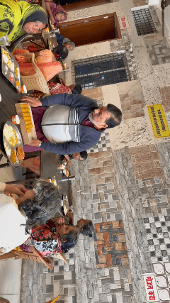 वृद्धा आश्रम में बुजुर्ग लोगों में भोजन और मिष्ठान वितरण करते हुए।।।