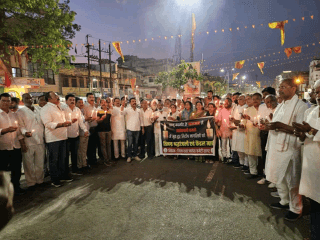 पुलवामा आतंकी हमले में मारे गए लोगों के लिए श्रद्धांजलि