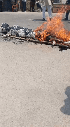 पहलगाम में हुए आतंकी हमले में शहीदों को भावपूर्ण श्रद्धांजलि अर्पित करते हुए आज जेवर में भारतीय किसान यूनियन लोकशक्ति के द्वारा आतंकवाद का पर्याय बन चुके पाकिस्तान की शवयात्रा निकालकर अंतिम संस्कार किया गया।