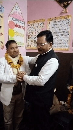 अरविंद शास्त्री जी द्वारा एवं उनके सहयोगियों द्वारा सम्मान स्वरूप माला पहनाई गई, साथ ही बच्चों के बीच बिस्किट का वितरण भी किया गया।”