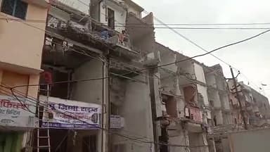 मुरादाबाद: बुध बाजार में व्यापारियों ने खुद से ही अतिक्रमण को किया ध्वस्त, निगम प्रशासन ने जेसीबी मशीन से उठाया मलबा