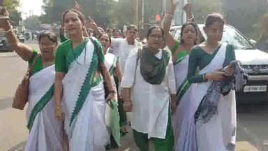 धनबाद/केंदुआडीह: अपनी मांगों को लेकर दर्जनों सहिया सदस्यों ने सीएस कार्यालय से निकाली विरोध रैली