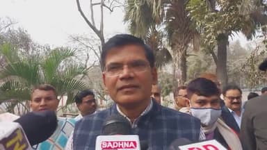 मुशहरी: राष्ट्रीय मतदाता दिवस पर कमिश्नर गोपाल मीणा ने प्रमंडलीय कार्यालय में प्रमंडल में कार्यरत कर्मियों को दिलाई शपथ