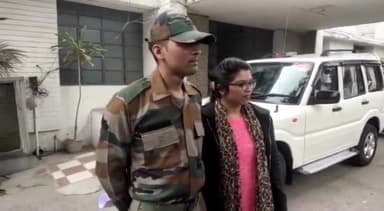 मेरठ: उखलीना गांव निवासी आर्मी में तैनात जवान ने पत्नी के साथ एसएसपी ऑफिस पहुंचकर पड़ोसी पर लगाया धमकी देने का आरोप