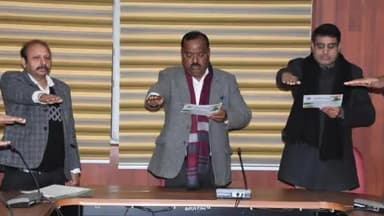 पंचकूला: राज्य निर्वाचन आयुक्त धनपत सिंह ने राष्ट्रीय मतदाता दिवस के अवसर पर अधिकारियों को पंचकूला के सेक्टर-17 में दिलाई शपथ