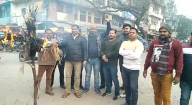 डलमऊ: मुराईबाग चौराहे पर भाजपा एवं विहिप के कार्यकर्ताओं के द्वारा सपा नेता स्वामी प्रसाद मौर्य का फूंका गया पुतला