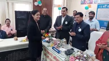 शाजापुर: जिला मुख्यालय में 18 वर्ष के नवीन मतदाताओं को सम्मानित कर ईपिक कार्ड का किया गया वितरण