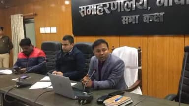 बरौली: गोपालगंज: जिलासाभगर भवन मे सभी अधिकारी पदाधिकारियो और प्रखंड के तकनीकी सहायको के साथ की समीक्षा बैठक