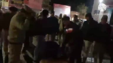 मैनपुरी: शहर में ASP ने पुलिस बल के साथ पैदल गश्त कर सुरक्षा व्यवस्था का लिया जायजा, संदिग्ध वाहनों और व्यक्तियों को किया चेक