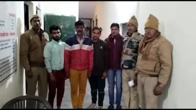 धनौरा: मोहल्ला हीरा नगर में आपस में मारपीट कर रहे चार युवकों को पुलिस ने पकड़ा, किया चालान