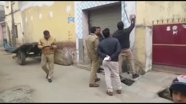 शामली: गांव टीटोली में बिजली विभाग की टीम ने बिजली चोरी रोकने के उद्देश्य से की छापेमारी