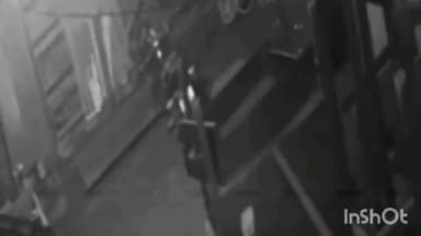 मुशहरी: अलकापुरी में दुकान में रखा मोबाइल पेन ड्राइव समेत अन्य समान की हुई चोरी, पूरी घटना सीसीटीवी में हुई कैद