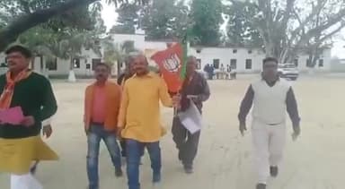 #स्नातक #एमएलसी चुनाव में #भाजपा प्रत्याशी के पक्ष में #मतदाताओं से #सम्पर्क करते #किसान मोर्चा भाजपा के #कार्यकर्ता।