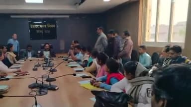 देवघर: मतदाता दिवस के अवसर पर देवघर नगर निगम सभागार में आयुक्त ने मतदाताओं द्वारा ली जाने वाली शपथ के बारे में बताया