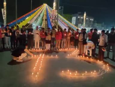 होशंगाबाद नगर: गणतंत्र दिवस की पूर्व संध्या पर नर्मदापुरम के सतरास्ते पर नर्मदा अंचल सेवा समिति ने कैंडल जलाकर शहीदों को दी श्रद्धांजलि