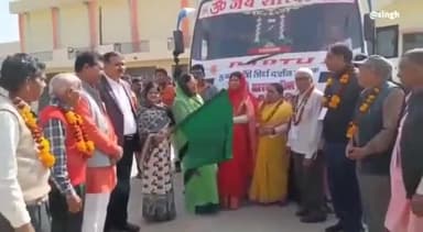 पन्ना: कलेक्टर ने शहर के टाउन हॉल से द्वारकाधीश की तीर्थयात्रा के लिए यात्रियों को बस से किया रवाना